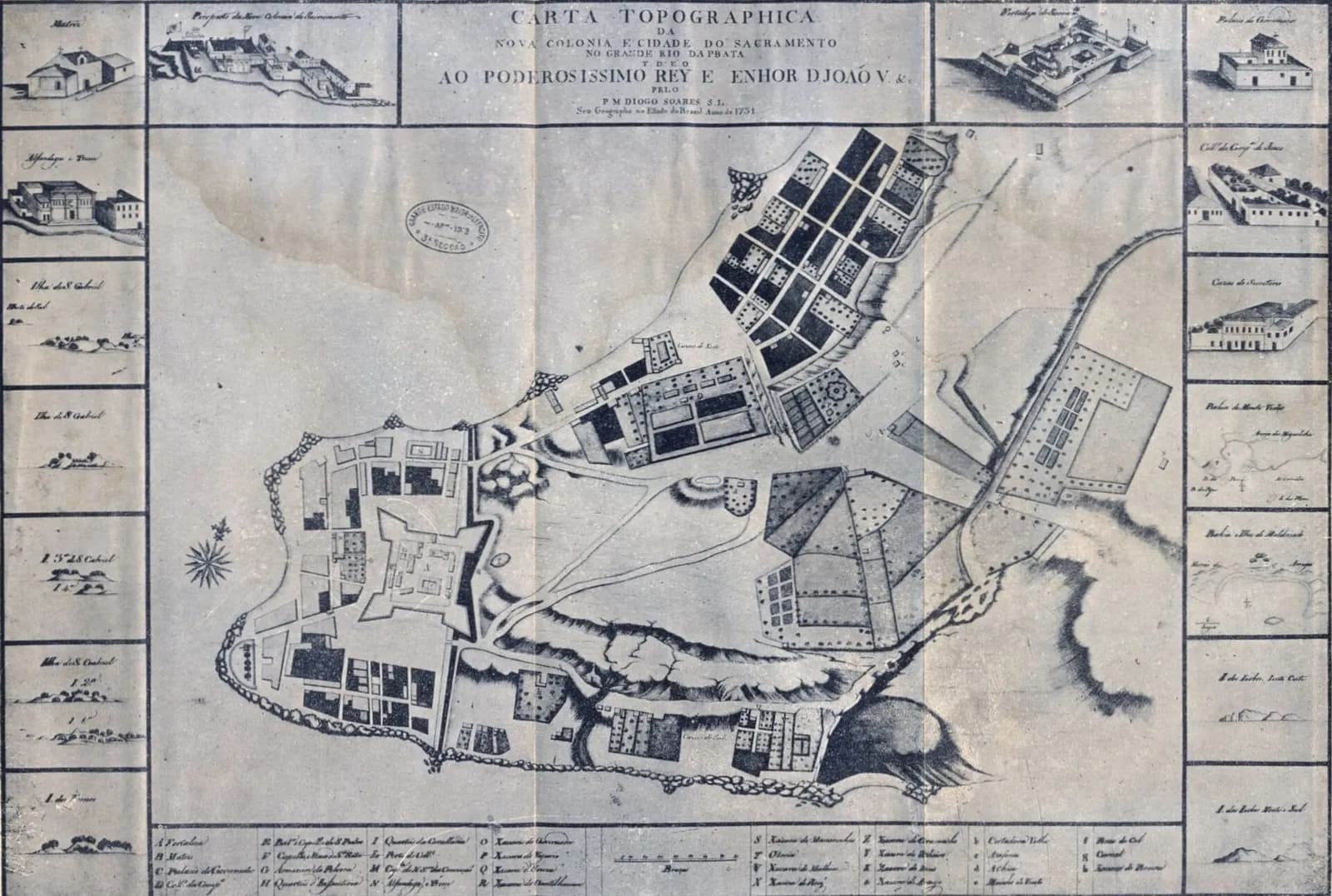 A photographed reproduction of an old hand-drawn town plan of a peninsula on a river, with a star-shaped fort near its tip, blocks of houses and walled gardens, framed by small drawings of buildings and coastal profiles, with a lettered key along the bottom and a round library stamp.