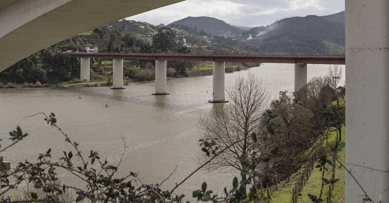 Penafiel: One dead after car veers off road and falls into the Douro river
