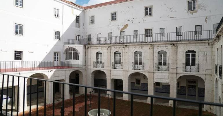 Lisbon condemns the abandonment of the Graça Barracks