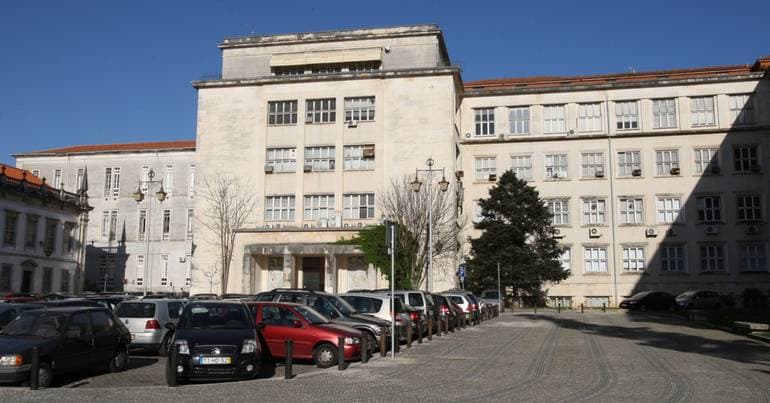 Soure: Fall from second floor kills 68-year-old woman