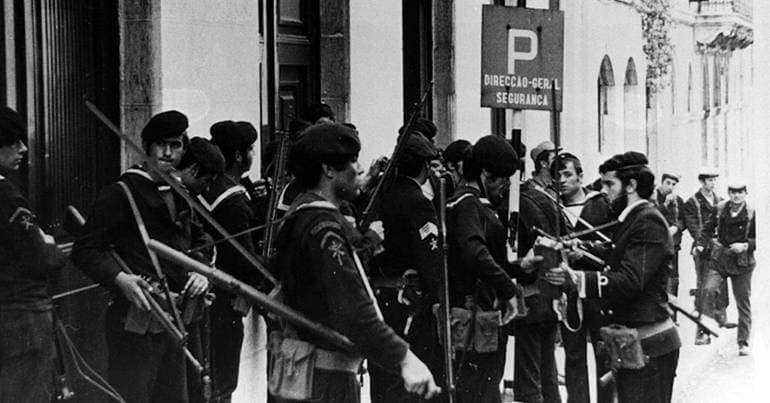Luís Nuno Rodrigues and the "Very Brief History" of the 25th of April