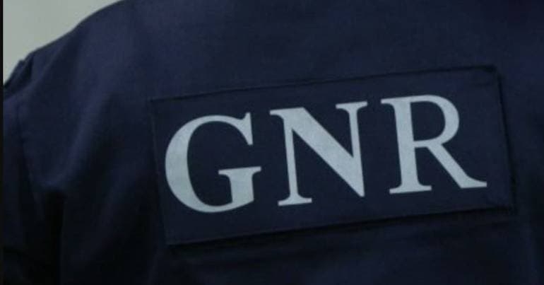 Man with arrest warrant detained by the GNR