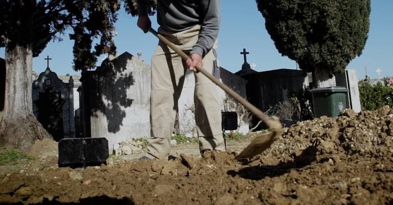 Fraudster gravedigger stole over 14,000 euros in one month using MBWay