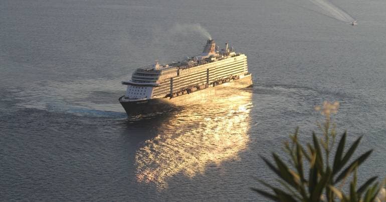 Child in life-threatening condition after fall on ship in Funchal