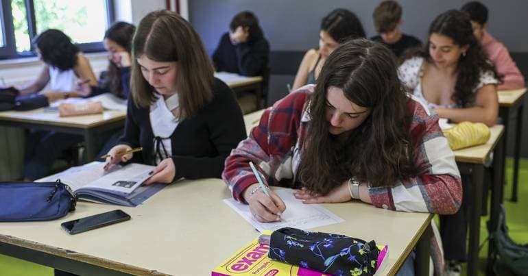 More than 81,000 students take the national Portuguese exam