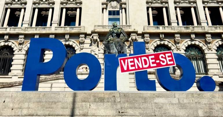 "For sale". Bordalo II installs sign in front of the city hall