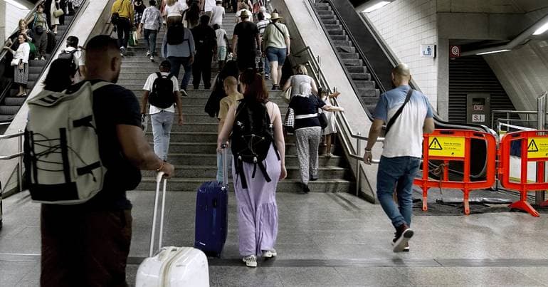 What is happening with the escalators and lifts at the Lisbon Metro?