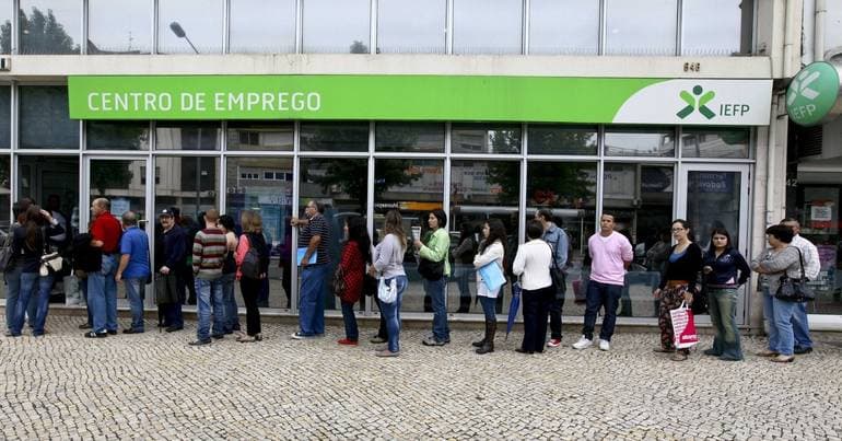 Number of unemployed couples falls by 10.2%