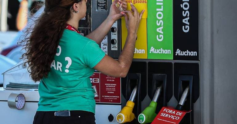 Average weekly price of petrol falls 0.1% and diesel 2%