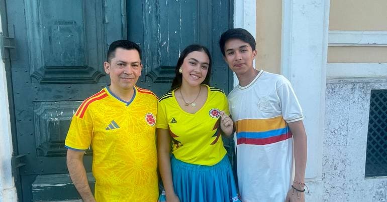 The immigrant dancers who are "100% for Colombia"
