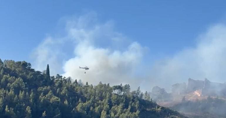 70 firefighters and a helicopter fight fire in Setúbal