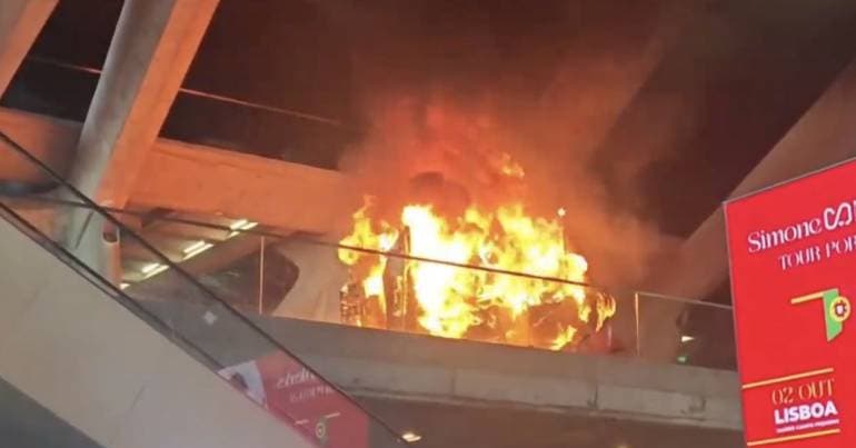 Fire consumes food truck at Gare do Oriente in Lisbon