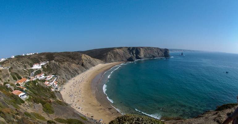 Search teams look for young man in the sea off Aljezur beach