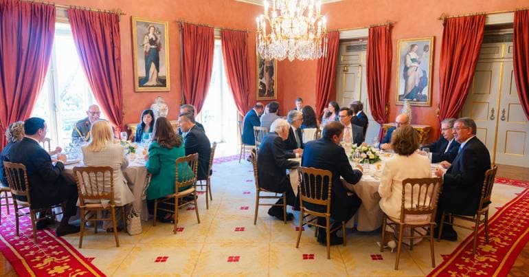 Mobile phones banned at lunch between MPs and Seguro