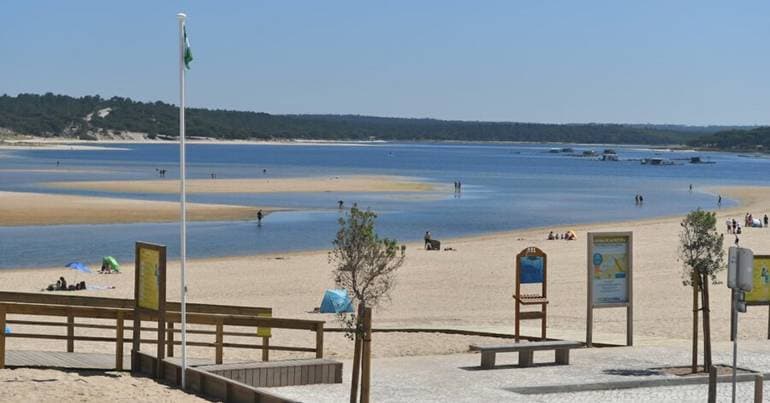 Man's body found at Lagoa de Albufeira Beach
