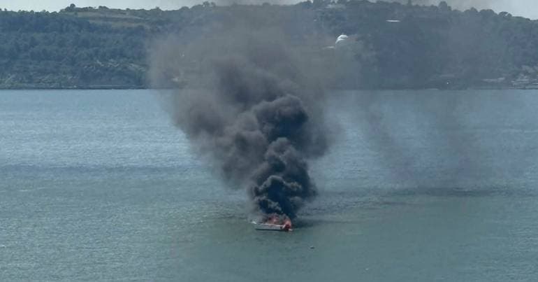 Boat catches fire and sinks in the Tagus River
