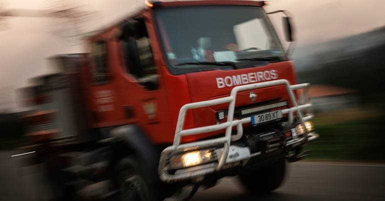 Fire destroys paint pavilion in Nespereira, Guimarães