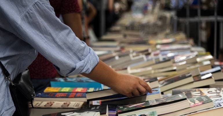 Porto: Bad weather delays opening of Book Fair stands