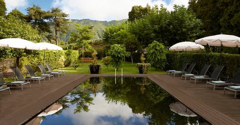 Between thermal waters and volcanic landscapes