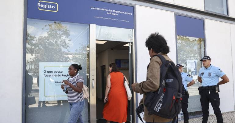 Pending nationality applications exceed 690,000