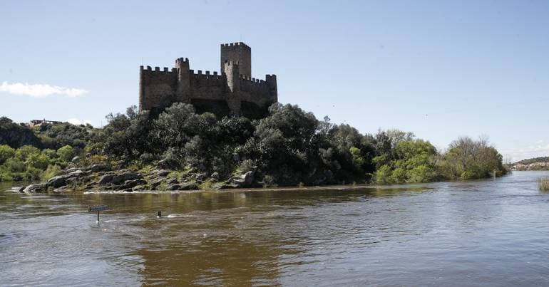 Almourol Castle recreates medieval assault