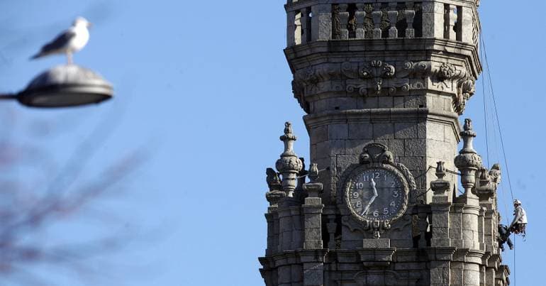 Clérigos Tower clock has been stopped for "a few days"