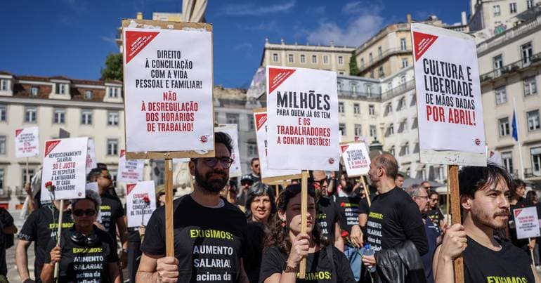 EGEAC: protest banners at Lisbon venues