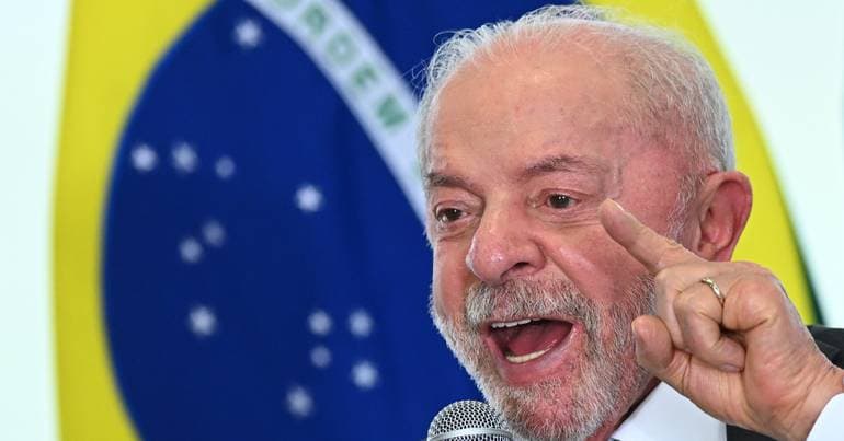 Lula: 'Gold left holes in Brazil and temples in Portugal'
