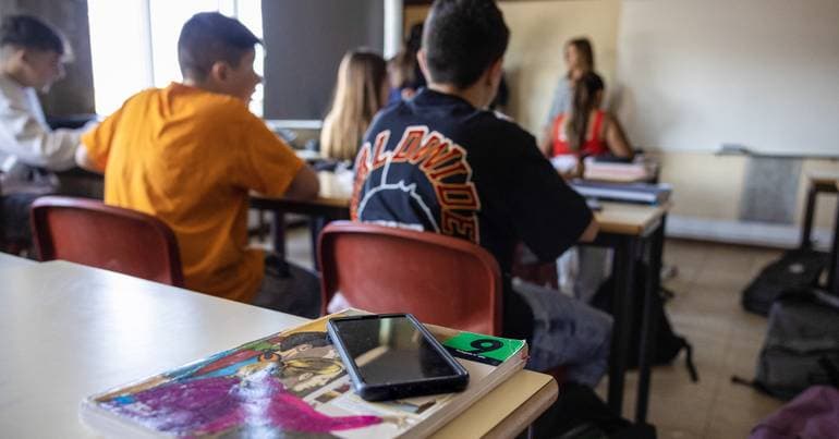 Government faces pressure over public school student placements