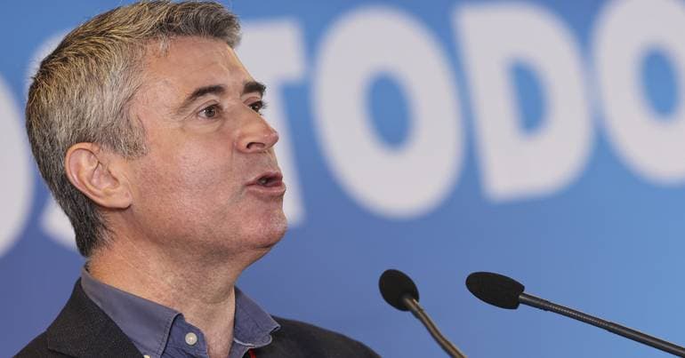 Carneiro points to a "flirtation with kisses and sulking" between AD and Chega