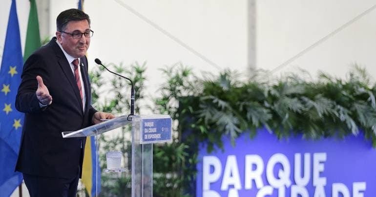 Who is Benjamim Pereira, who questioned the sacrifice of young people