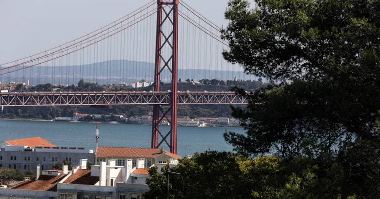 Ambulances in slow-motion protest in Lisbon on the 26th