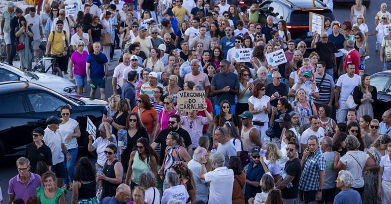 Lack of water leads 1,500 people to protest in Caparica