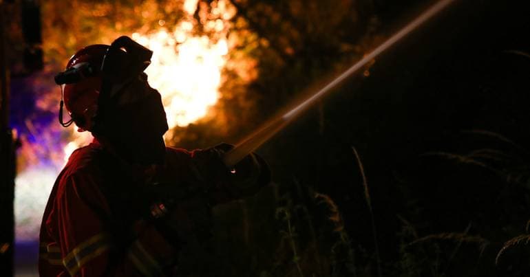 Firefighter seriously injured in fire in Resende
