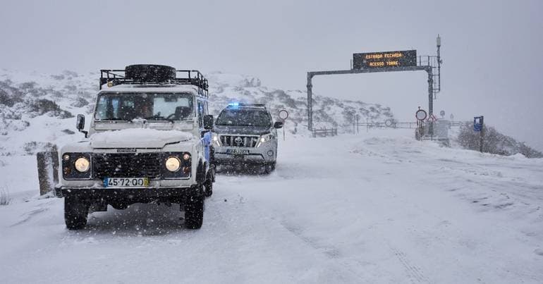 Serra da Estrela: Snow continues to fall and is closing roads