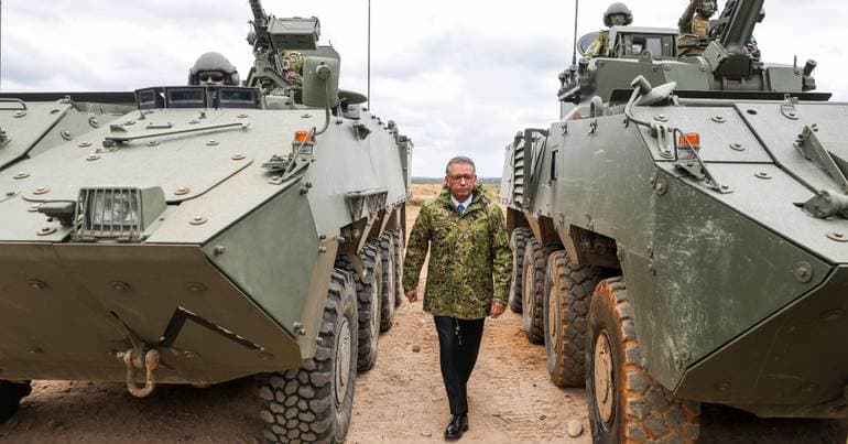 Seguro observes Army demonstration in Santa Margarida