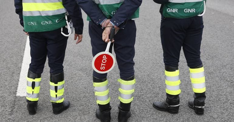 GNR: 4,100 traffic violations for mobile phone use while driving