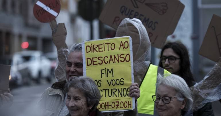 Two dozen people protest in Lisbon for a new airport