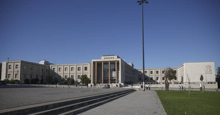 Universities with more working hours than planned