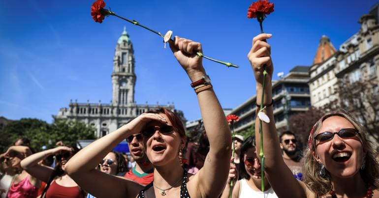 With carnations on their chests, thousands of people painted Porto