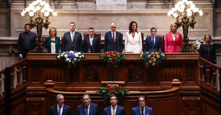 Assembly of the Republic gives standing ovation to regional autonomies