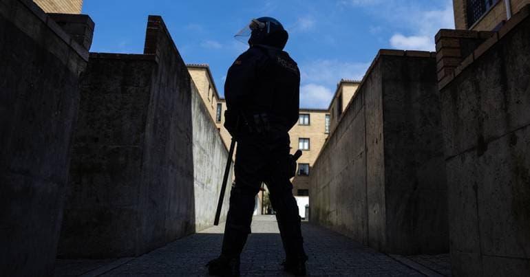 Codes and the cautious leader: the drug network in Pasteleira