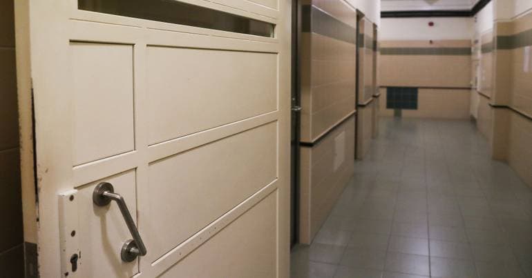 Inmate injured in fire at Santa Cruz do Bispo