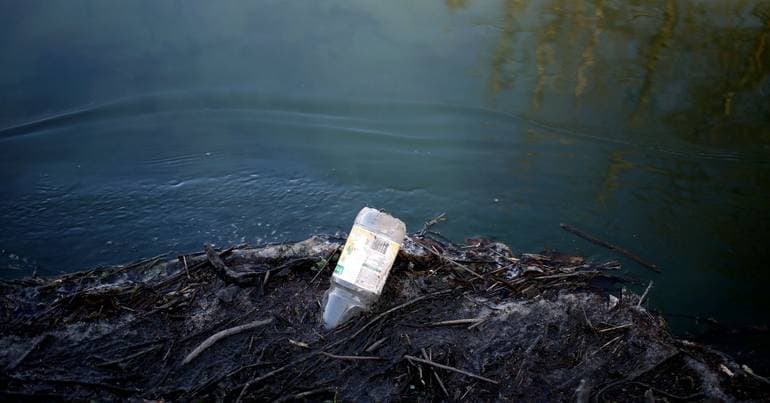 Association reports pollution in the Cáster river following discharge