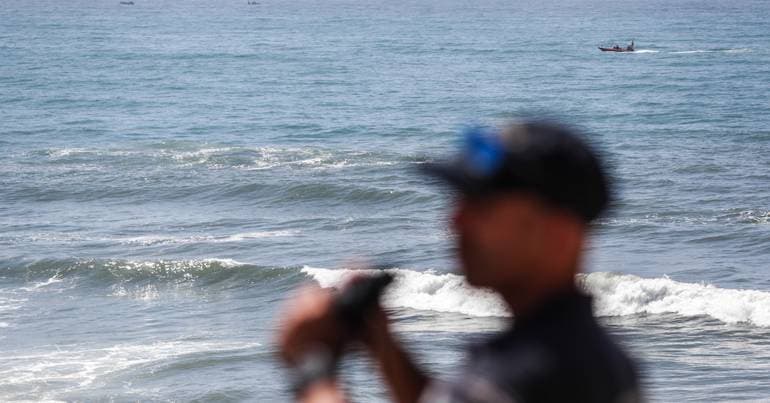 Eight fishermen rescued alive after shipwreck