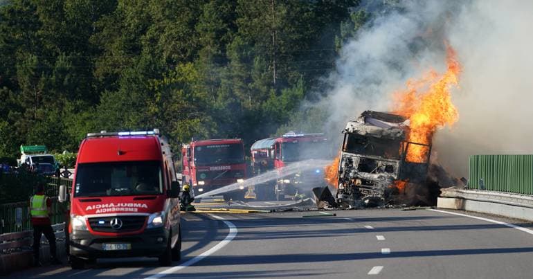 Serpa: Truck crash and fire block national road