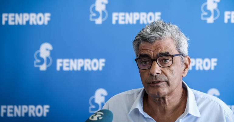 Dozens of teachers protest for reduced working hours