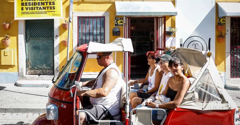 Sintra City Council opposes tuk-tuk protest