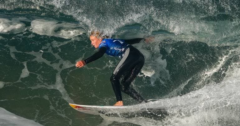 Caitlin Simmers and Molly Picklum in the Peniche event final