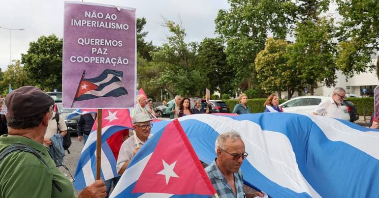 500 people in Lisbon protest against US blockade of Havana